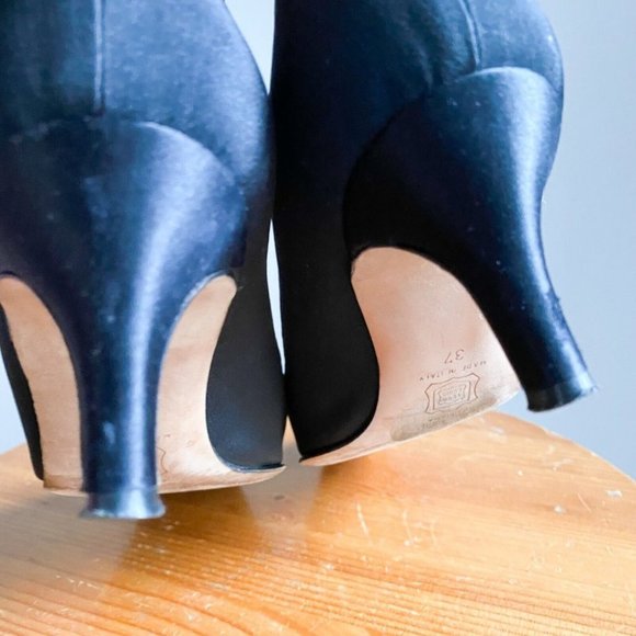Vintage Manolo Blahnik Black Satin Classic Kitten Heel Heels w Bow Accent 37 - Picture 9 of 11